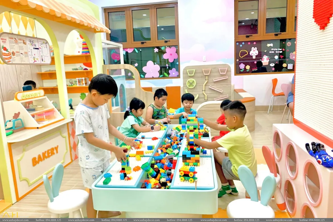 Góc giáo dục tại kids cafe, trẻ em học tập và vui chơi