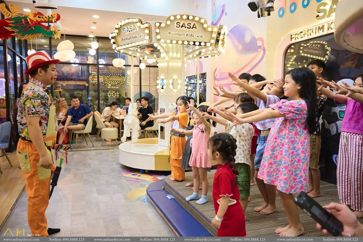 Hình ảnh một kids cafe hiện đại, đông khách, với không gian vui chơi và khu vực dành cho phụ huynh.